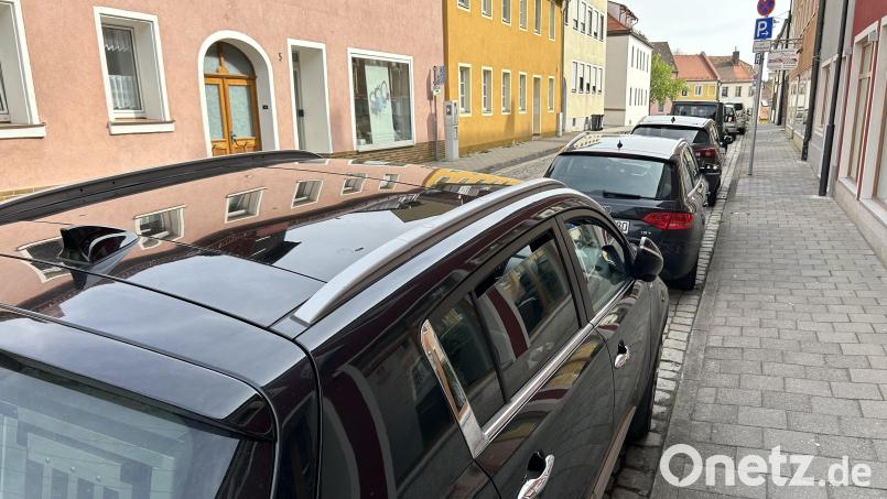 Belegte Parkplätze sind in der Sulzbacher Altstadt, wie hier in der Frühlingsstraße, durch ihre geringe Anzahl keine Seltenheit. Bürger oder Bauträger, die neuen Wohnraum schaffen oder Leerstände sanieren wollen, stehen deshalb vor dem Problem der sogenannten Stellplatz-Ablöse, was teuer werden kann. Bild: Andreas Royer