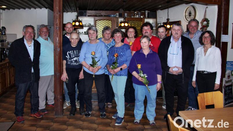 Funktionsträger und geehrte Helferinnen des Lehentaler Heimatvereins: (von rechts) Zweite Bürgermeisterin Lydia Zahner, Kassenprüfer Gerhard Pirner, Vorsitzender Josef Lutter, Kassier Matthias Zitzmann, Beisitzer Robert Vogel, Beisitzerin Margot Zinnbauer, Monika Grötsch, Siglinde Luber, Rosi Neumüller, Gertraud Schuhmann, Alfred Lobewein, Wegemeister Tobias Bucek, Schriftführer Walter Donhauser und Zweiter Vorsitzender Ulrich Wolf. Bild: ds