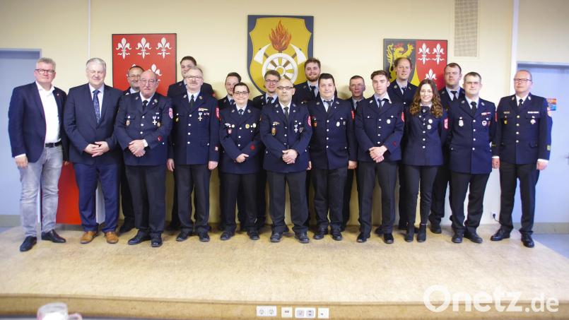 Landrat Richard Reisinger und Bürgermeister Michael Göth (von links) beglückwünschten die Geehrten der Feuerwehr Sulzbach-Rosenberg. Bild: müb