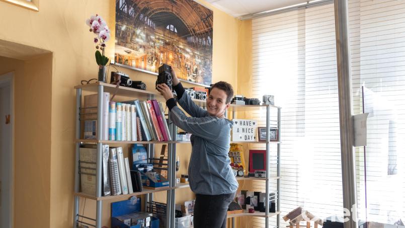Angelika Kempf in ihrem Laden. Derzeit läuft der Räumungsverkauf. Bild: Susanne Forster