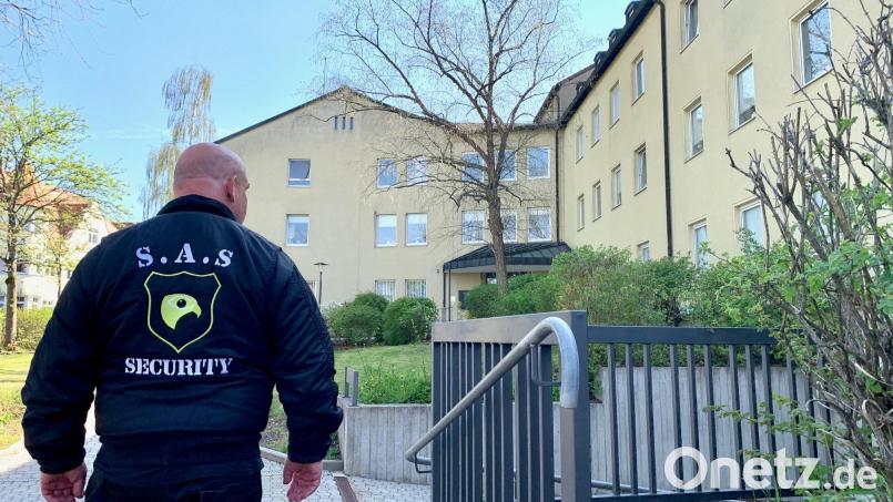 Ein Sicherheitsdienst ist mit zwei Leuten rund um die Uhr im ehemaligen Krankenhaus in Vohenstrauß vor Ort. Bild: Gabi Schönberger