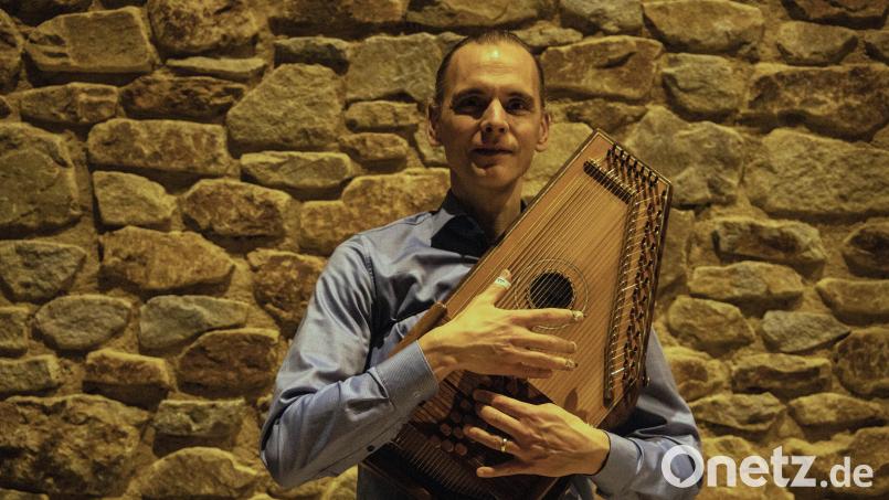 Alexandre Zindel gastierte mit seiner Autoharp im Gedankengebäude bei der Burg Wernberg. Bild: Monika Renda/exb