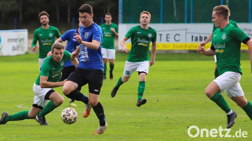 Im Vorrundenspiel kassierte der SV Etzenricht (im blauen Trikot Christian Ermer) gegen den FC Wernberg eine 1:2-Heimniederlage. Gelingt die Revanche? Bild: war