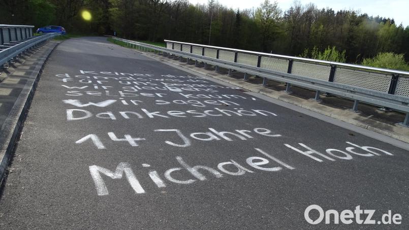 In der Walpurgisnacht bekam Pfarrer Michael Hoch ein Kompliment auf die Straße gepinselt. Bild: Houschka