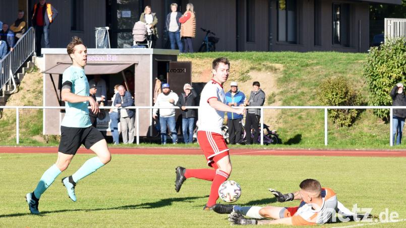 Für die Wiesauer (weiße Trikots) zählt am Wochenende nur ein Sieg. Bild: chap