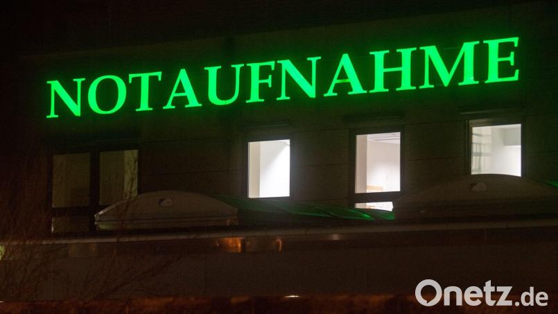 Der Schriftzug „Notaufnahme“ hängt in leuchtendem Grün an einem Krankenhaus. Bild: Stefan Sauer/dpa/Symbolbild