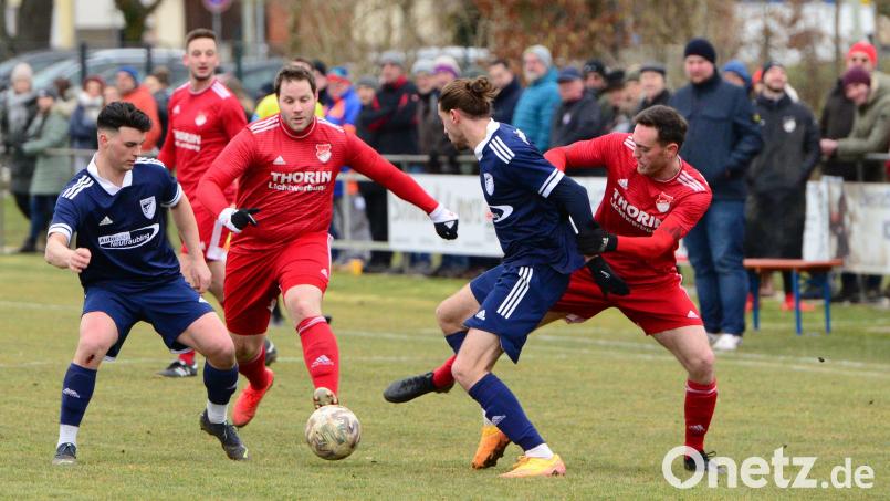 Die Pfreimder Michael Busch (rechts) und Spielertrainer Bastian Lobinger (Dritter von links) wollen mit ihren Teamkollegen mit einem Erfolg gegen den TSV Borgen den Relegationsplatz absichern. Bild: ham