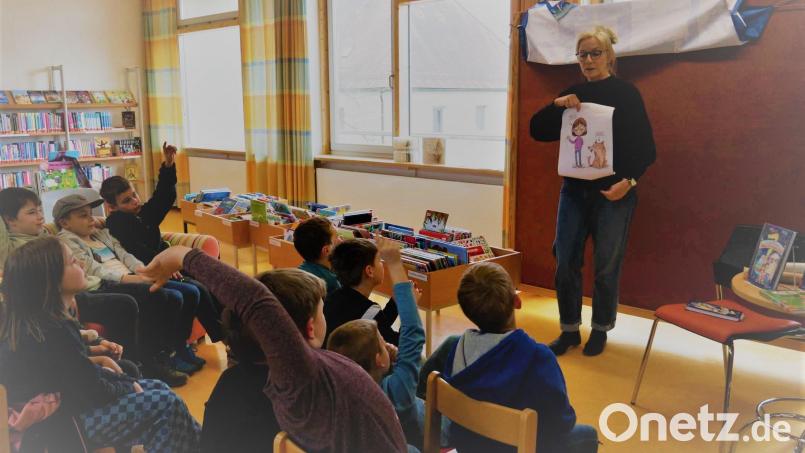 Die Autorin Meike Haas animiert die Kinder durch Bild zum Mitmachen. Bild: gz