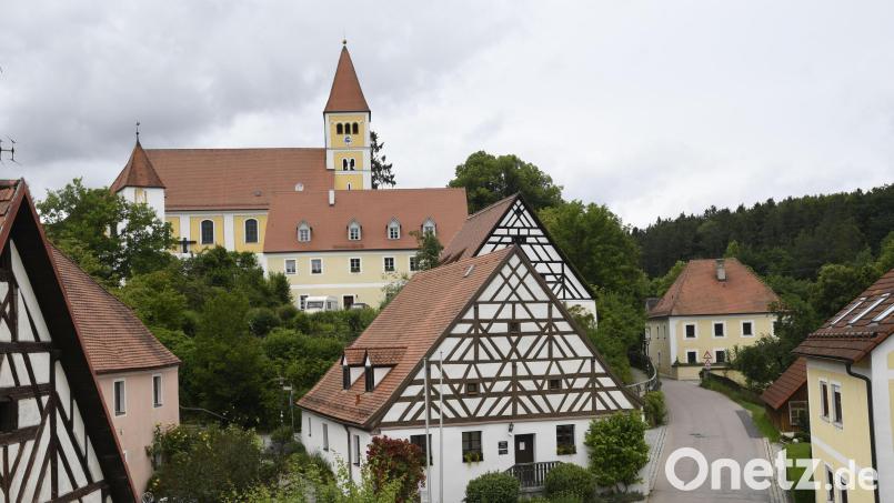 Die Simultankirche St. Vitus in Illschwang im Ensemble mit dem ehemligen Rathaus Bild: Petra Hartl