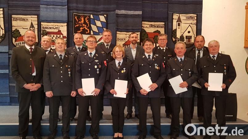 Landrat Andreas Meier (links) ehrte 12 Feuerwehrmänner und zwei Feuerwehrfrauen für 25 und 40 Jahre ehrenamtliche Dienstzeit aus drei von zehn Feuerwehren der Marktgemeinde Moosbach. Bürgermeister Armin Bulenda (Sechster von rechts), Kreisbrandinspektor Martin Weig (Zweiter von links) und Kreisbrandmeister Thomas Kleber (Vierter von rechts) gratulieren. Bild: gi