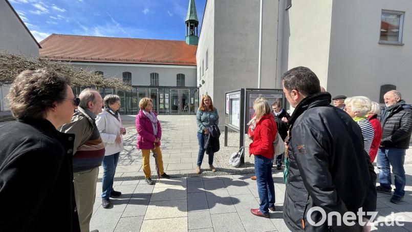 Bei einer Stadtführung tauchten die Teilnehmer in die Geschichte der Evangelischen in Schwandorf ein.. Bild: Gerhard Götz