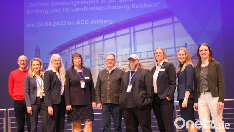 Bürgermeister Martin Preuß (Mitte) übernahm die Begrüßung zum ersten Netzwerktreffen seiner Art und zollte dem Projetteam Elisabeth Triller, Andrea Schröther, Kerstin Bauer,, Tobias Berz, Susanne Augustin, Sabrina Liermann und Christine Hecht (ab Zweite von links) hohe Anerkennung für seine Organisationsleistung. Als Gastredner und Moderator fungierte Jürgen Griesbeck. Bild: ads