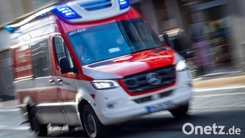 Ein Rettungswagen ist mit Blaulicht im Einsatz. Symbolbild: Jens Büttner/dpa-Zentralbild/ZB