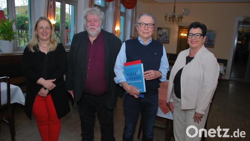 Ehrung für Mario Kosche (Zweiter von rechts) für 50 Jahre Parteimitgliedschaft durch den Vorstand des SPD-Stadtverbands mit Simone Böhm-Donhauser, Dieter Weiß und Birgit Fruth (von links) Bild: gsp