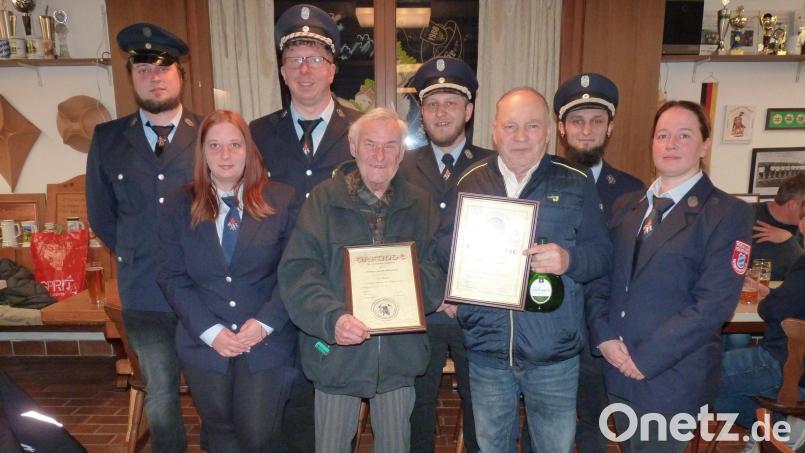 Ehrungen und Beförderungen standen bei der Feuerwehr Hermannsreuth auf dem Programm. Das Bild zeigt (von links) Zweiten Vorsitzenden Thomas Grillmeier, Tina Wolfrum, Vorsitzenden Christian Weigl, Tilo Benesch, Ersten Kommandant Manuel Gleißner, Heinrich Schiffl, Zweiten Kommandant Sascha Summerer, Nicole Heidenreich-Schedl. Bild: Christian Weigl/exb
