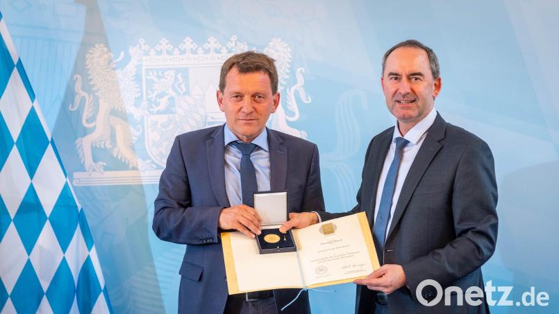 Markus Brautsch (links) erhält die Bayerische Staatsmedaille für besondere Verdienste um die bayerische Wirtschaft von Wirtschaftsminister Hubert Aiwanger Bild: StMWi/A. Heddergott/exb