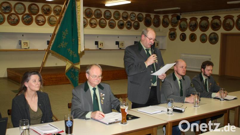 100 Jahre nach der Vereinsgründung blicken &quot;Tannenzweig&quot;-Vorsitzender Max Wagner, Schützenmeister Hans Hey und Sportleiter Dominik Petzak (Zweiter, Dritter und Fünfter von links) zuversichtlich in die Zukunft. Zweiter von rechts Vize-Schützenmeister Matthias Ripper, links Schatzmeisterin Stefanie Arnold. Bild: bjp