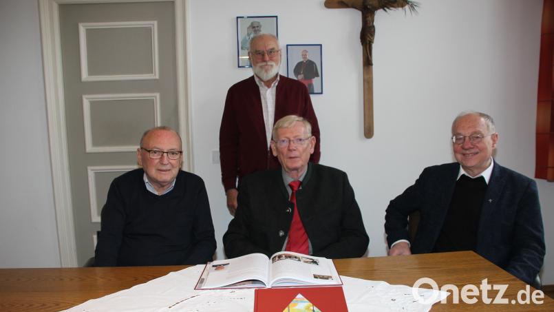 Pfarrer Ludwig Gradl (rechts) regte zum 100-Jährigen von Hl. Dreifaltigkeit die Verfassung einer Festschrift an. Dabei halfen ihm der ehemalige Stadtarchivar Dr. Johannes Laschinger (Mitte), Kirchenpfleger Günter Preißl (links) und Peter Seidl (hinten). Es fehlen Manfred Baldauf, Anton Rauch und Johann Bauer. Bild: ads