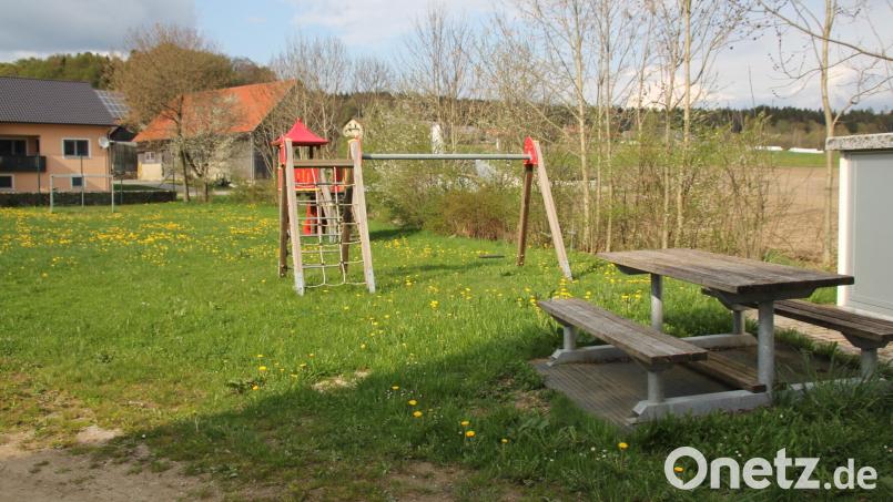 Der bisher etwas spärlich mit Spielgeräten ausgestattete Kinderspielplatz in Wildstein soll aufgewertet werden. Die Gemeinderäte sehen das positiv. Bild: frd