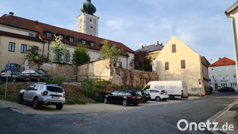 Die Umbauarbeiten an der Reinwaldstraße laufen bereits. Hier soll ein Pressath einen Stadtplatz mit Bücherei bekommen. Bild: sne