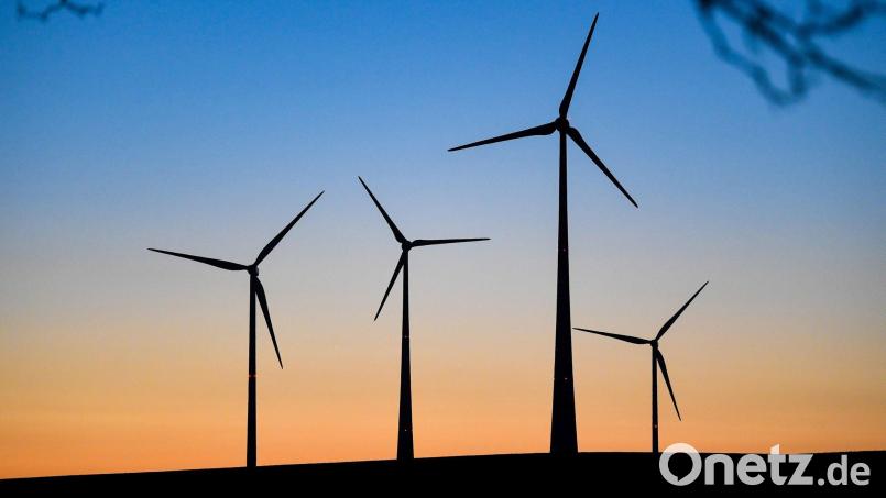 Weil die Ortschaften Wolfsfeld und Drahberg schon von sechs Windrädern im Abstand von einem bis zwei Kilometer sozusagen &quot;eingemauert&quot; seien, lehnt der Marktgemeinderat den Bau weiterer Anlagen an der Gemeindegrenze in Ursensollen ab. Symbolbild: Patrick Pleul/dpa