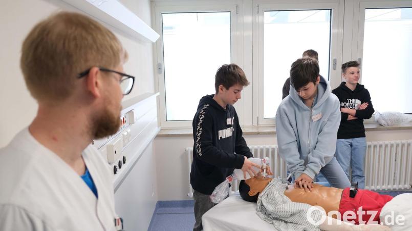 Stefan Möller (links), der pflegerische Leiter in der Kardiologie, beobachtet, ob die jungen Besucher auch alles richtig machen. Bild: Klinikum/Dietl/exb