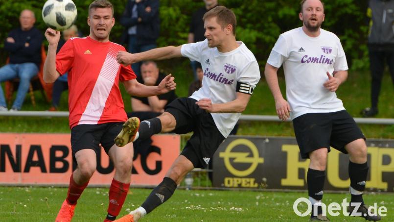 Der Vohenstraußer Marcel Pfab schießt, Florian Ruidisch (links) vom TSV Detag Wernberg kommt zu spät. Nach der 0:1-Heimniederlage gegen Vohenstrauß rückt für die Wernberger der Direktabstieg immer näher. Bild: ham