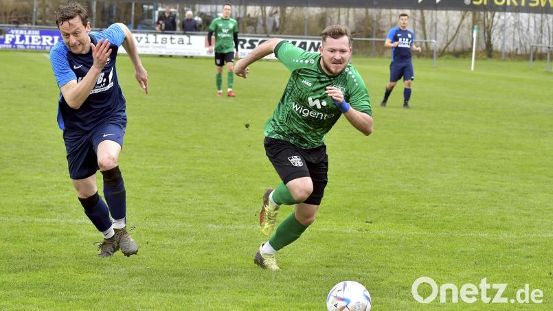 Maximilian Nimsch (rechts) vom 1. FC Rieden machte es mit seinem Doppelpack noch einmal spannend. Archivbild: Hubert Ziegler