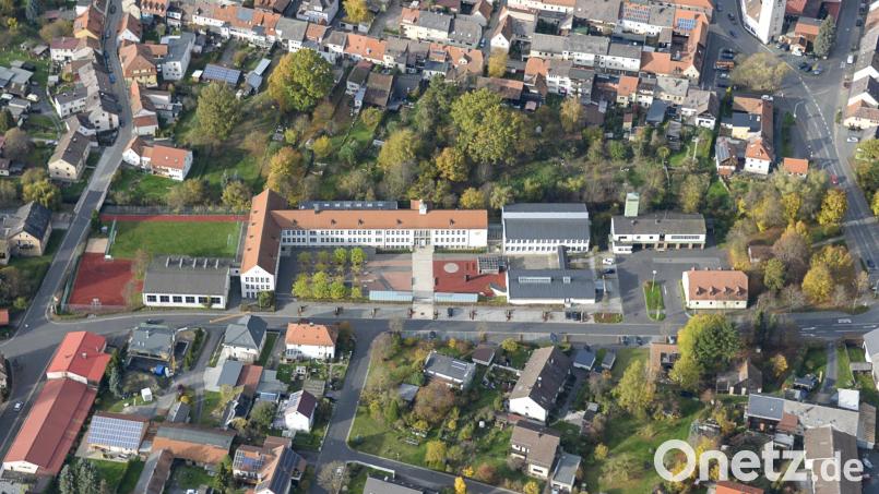 Bis 2026 muss an der Marien-Grundschule eine Ganztagsbetreuung angeboten werden. Als Räume dafür soll das ehemalige Feuerwehrgerätehaus (rechts im Bild) umstrukturiert werden. Damit entsteht ein Grundschul-Campus. Luftbild: mür