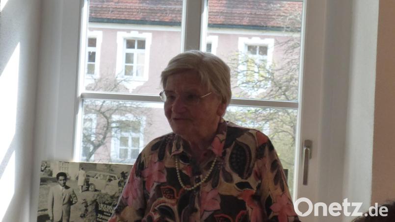 Zeitzeugin Martha Bayer im Johann-Flierl-Museum Bild: Georg Pilhofer/exb