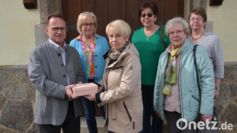 Gertraud Balk, Martha Simacek, Hilde Baierl, Traudl Stich und Ingeborg Bock (von links) bastelten, stickten und kreierten Palmbuschen und Osterdekoartikel. Insgesamt nahmen sie so die stolze Summe von 2144,31 Euro ein, die sie nun an Dekan Alexander Hösl (links) für die anstehende Renovierung der Stadtpfarrkirche übergaben. Bild: dob