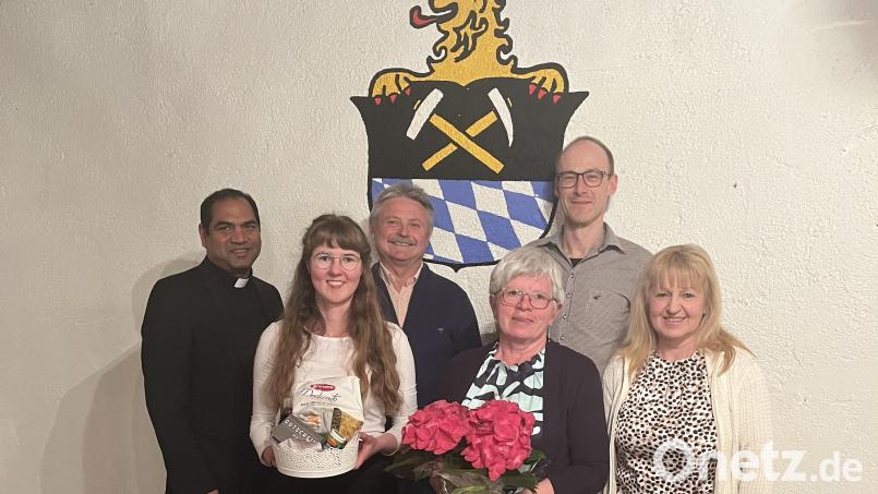 Pfarrer Benny (links) und Pfarrgemeinderatssprecherin Annette Nübler (rechts) danken den treuen Helfern (von links): Michaela Stauber, Manfred Siegert, Inge Lederer, und Erwin Hubmann. Bild: Dominik Sachsenhauser/exb