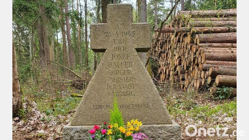 Einen Kranz legte die Stadt am Haller-Gedenkstein nieder. Bild: Marko Pammer/exb
