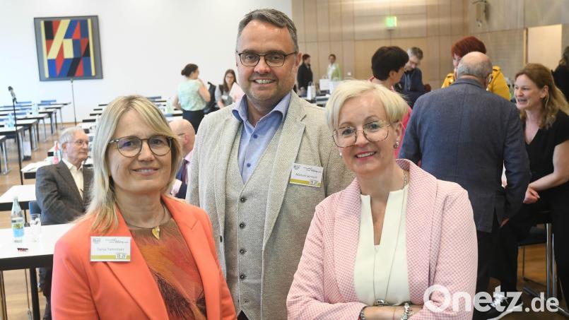 Die neue Spitze des Bayerischen Lehrer und Lehrerinnen Verbandes in der Oberpfalz: Manuel Sennert mit seiner ersten Stellvertreterin Tanja Fahrnholz (links) und der zweiten Stellvertreterin Michaela Bergmann (rechts). Bild: Gabi Schönberger