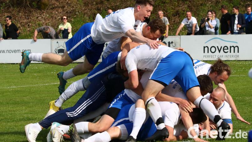 Nach dem 2:0 und noch vor dem Schlusspfiff ging die Post ab: Die Vorbacher Spieler bejubelten ihren Meistercoup. Bild: Dieter Jäschke