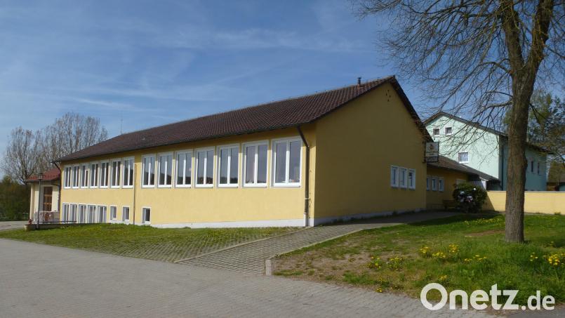 Mit viel Eigenleistung wollen die Thansüßer zur Sanierung des Dorfgemeinschaftshauses beitragen. Die Kosten von 800 000 Euro fördert das Amt für Ländliche Entwicklung mit 500 000 Euro. An der Ostseite (links) entsteht ein Treppenaufgang. Bild: bk
