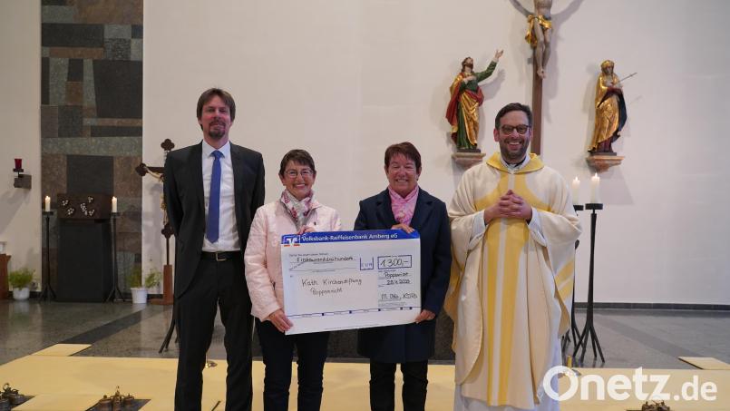 Kassenwartin Margit Otto (Zweite von links) und Frauenbund-Sprecherin Christine Weiß (Zweite von rechts) übergeben die Spende an Pfarrer Dominik Mitterer (rechts) und Kirchenpfleger Stefan Hüttl (links). Bild: Annemarie Köhler/exb