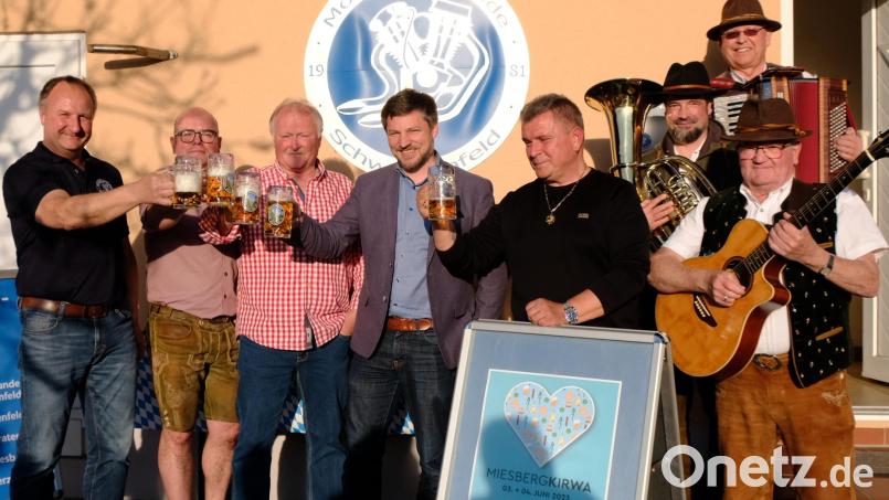 Sie sorgen auf der Miesbergkirchweih für Gaumenfreuden und Biergenuss: (von links) Markus Dorschner mit den Motorradfreunden, Barnabas Babl vom Projekt Herzwerk, Rudi Pösl vom Skiclub und Thomas Martinek mit Tommys Mutzbraten (Vierter von rechts) Bürgermeister Peter Neumeier (Mitte) stößt mit den Wirten auf eine zünftige Kirwa an. Bild: mab