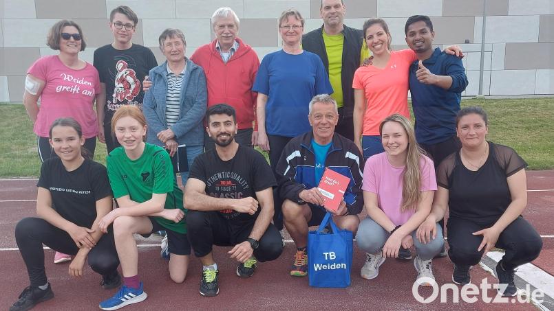 Fit fürs Sportabzeichen: Teilnehmer mit Spartenleiter Klaus Meier (untere Reihe, Dritter von rechts). Bild: eku