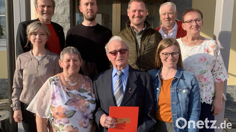 Die Geehrten der SPD Püchersreuth, darunter Johann Roll (vorne Mitte), der seit 65 Jahren im Ortsverein Mitglied ist. Bild: adj