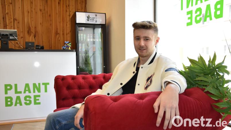 Aurel Berlinski setzt auch im neuen Laden für Cannabis-Produkte in Weiden auf Beratung mit Aufklärung und Prävention. Bild: Stefanie Roth