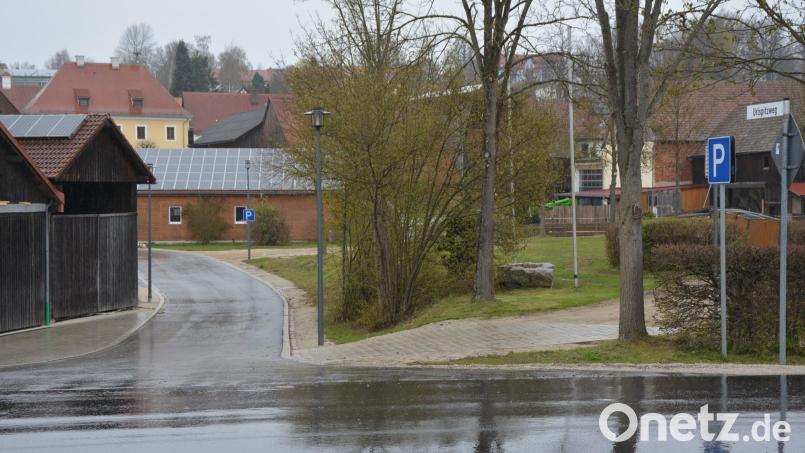 Fertiggestellt und neu gewidmet wurde der Urlspitzweg, der jetzt am Festplatz vorbei zum Rathaus führt. &quot;Das war früher unsere schlechteste Straße“, sagte Bürgermeister Klaus Meyer. Bild: jr