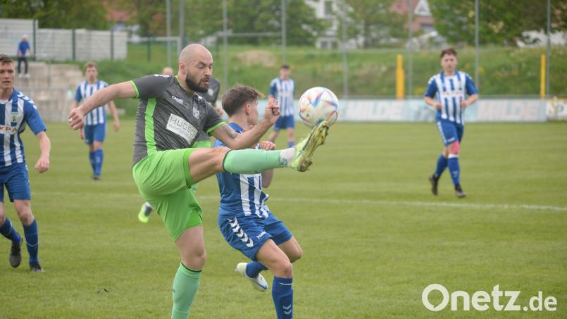 Gebenbachs Niko Becker (vorne) zieht ab, während sich sein Gegenspieler sicherheitshalber wegdreht. Der DJK-Torjäger erzielte im Spiel gegen den TSV Großbardorf seinen 22. Saisontreffer. Bild: Andreas Brückmann