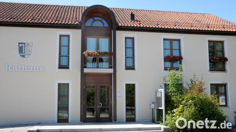 Der Fensterbacher Gemeinderat beschäftigt sich im Rathaus in Wolfring (Bild) zum zweiten Mal mit einem Hausbau. Symbolbild: Huber