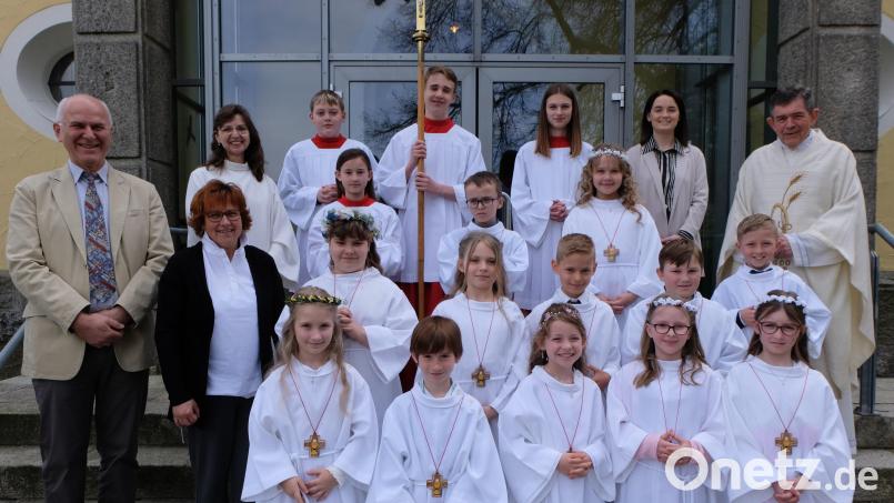 Einen großen Festtag erleben die zwölf Kinder bei der Erstkommunion. Bild: le
