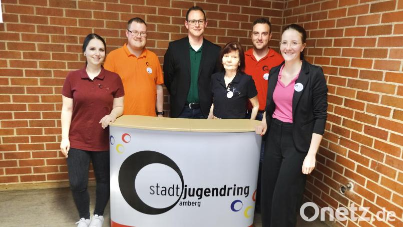 Der Stadtjugendring bleibt unter bewährter Führung (von links): Stellvertretende Vorsitzende Lisa Singer, Beisitzer Florian Schmid und Vorsitzender Christoph Hollweck sowie die Beisitzer Hildegard Helm-Fischer, Tobias Höhne und Sarah Gösch. Bild: usc