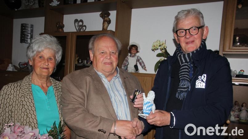 BMV-Präsident Ludwig Heining (rechts) überreichte Horst-Otto Seidel den BMV-Löwen und die Goldene Ehrennadel des BMV, die höchste Auszeichnung, die der Bayerische Motorsportverband zu vergeben hat. Links Seidels Ehefrau Hannelore. Bild: kro
