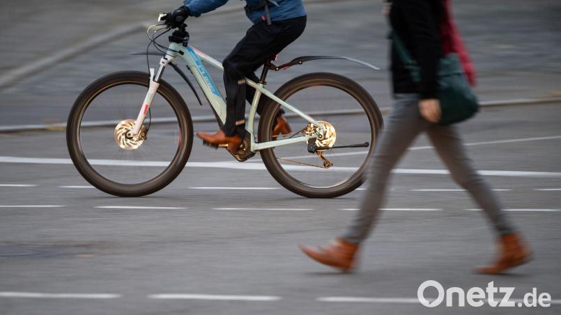 Auf einem Waldweg im Bereich der Staatsstraße 2154 ist ein 23-Jähriger gestürzt, nach dem er über einen Ast gefahren ist. Symbolbild: Sebastian Gollnow/dpa/Symbolbild