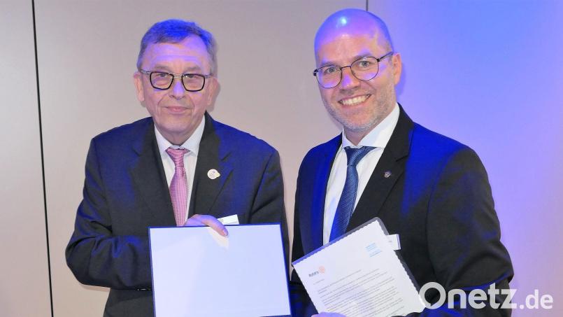 Governor Armin Staigis (links) überreicht an Präsident Michael Mieschala die Dankesurkunde der Präsidentin von Rotary International, Jennifer Jones. Bild: Franz Josef Schneider/exb