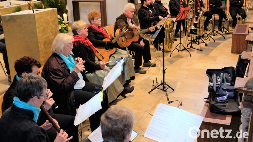 In der unvergleichlichen Atmosphäre der Klosterkirche Speinshart mit ihrem reichen marianischen Bildprogramm musizieren und singen der Josephshofer Hausg&#039;sang, die Flötengruppe, ein Blasmusik-Ensemble und Josef Kämpf, alle aus Eschenbach, zu Ehren der Patronin Bayerns. Bild: do